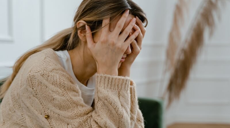 Healthcare professional explaining the relationship between cannabis, anxiety and brain health.