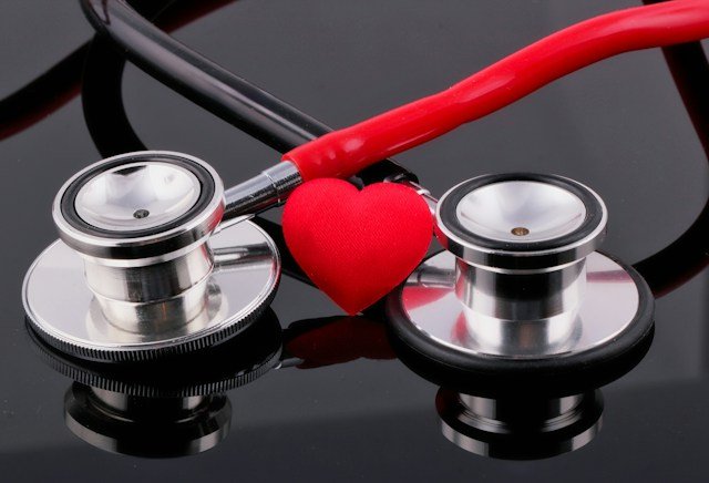 Doctor explaining cholesterol levels, heart disease risks, and heart-healthy prevention strategies on a digital screen.